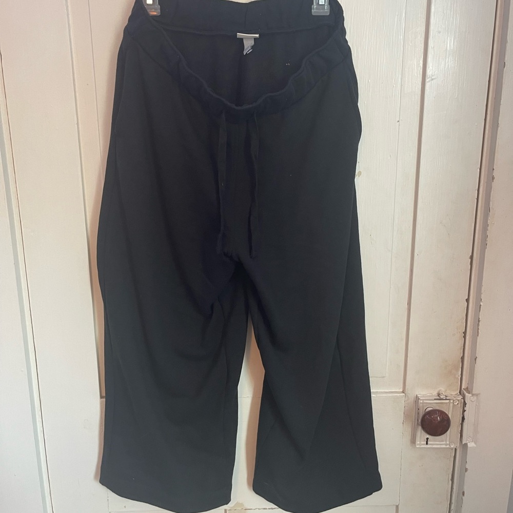 black sweatpants, medium